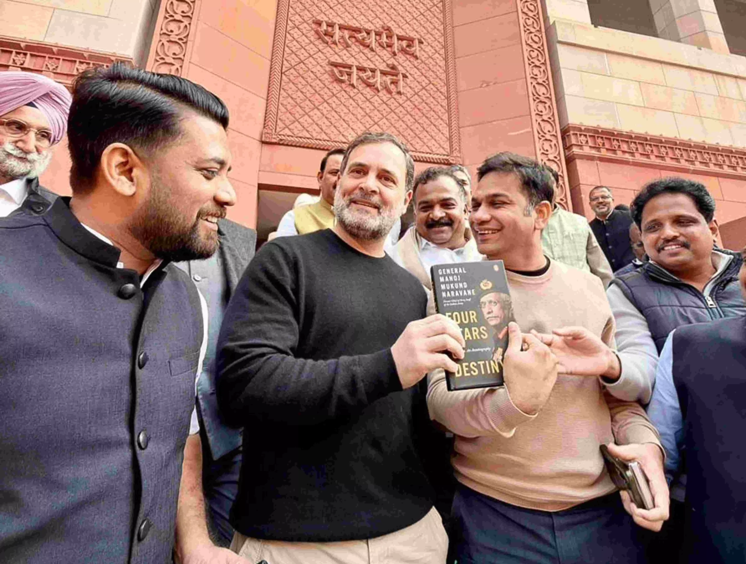 लोकसभा परिसर में राहुल गांधी लेकर पहुंचे पूर्व सेना प्रमुख नरवणे की ‘अप्रकाशित किताब’