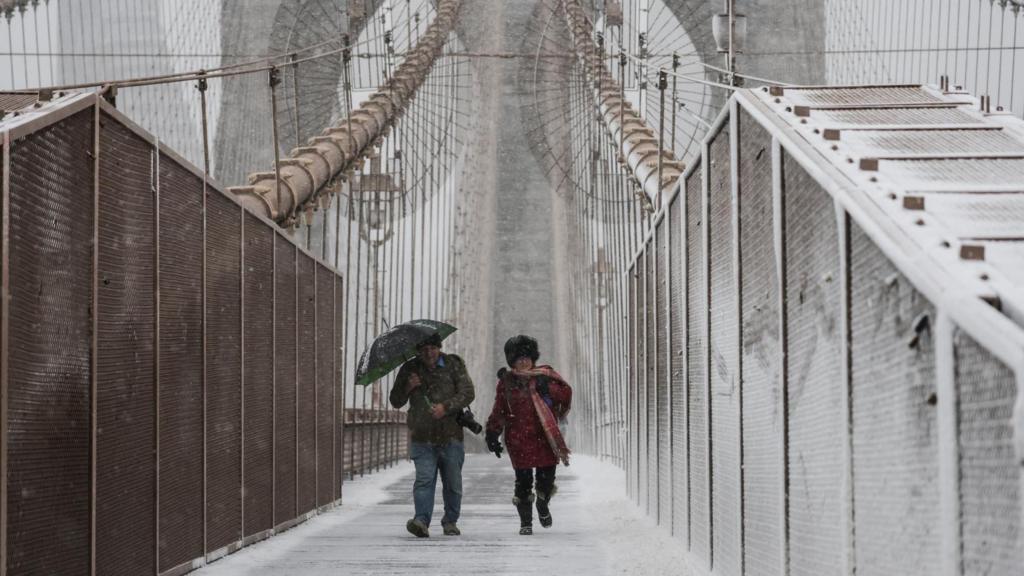 भीषण बर्फीले तूफान से न्यूयॉर्क सिटी में ट्रैवल बैन, अमेरिका में हज़ारों उड़ानें रद्द