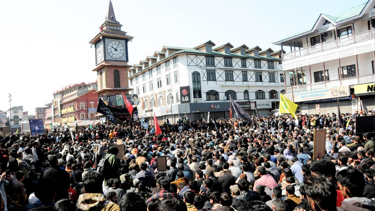 ईरान के सुप्रीम लीडर की मौत के बाद हुए प्रदर्शन के बीच, कश्मीर में कड़ी पाबंदियां लागू