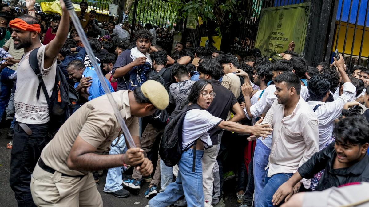 पुलिस कार्रवाई पर सुप्रीम कोर्ट में कल होगी सुनवाई, शांतिपूर्ण प्रदर्शन को बताया संवैधानिक अधिकार